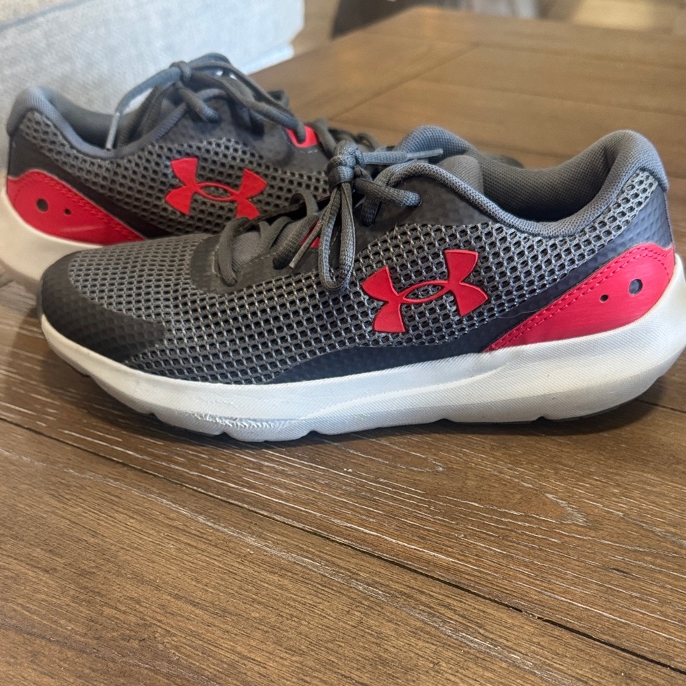 Men’s Under Armour UA Surge 3
Men's Running Shoes- Red/Gray Size 8